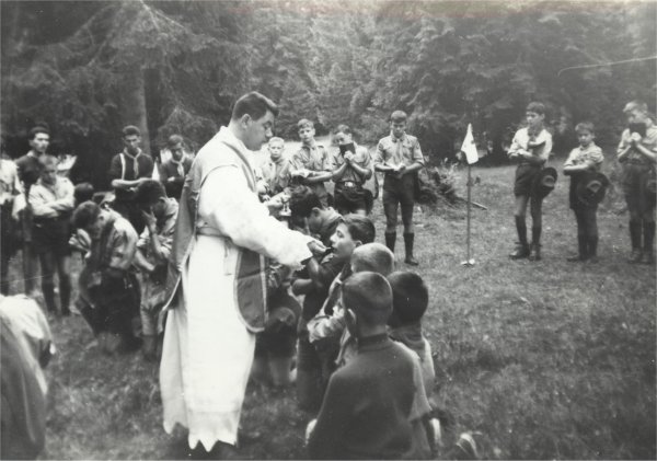 1961 Rip. MDR Albatros_Costa Zucco Val Visdende Campo estivo-La S.Messa al mattino-D. Giovanni celebrante